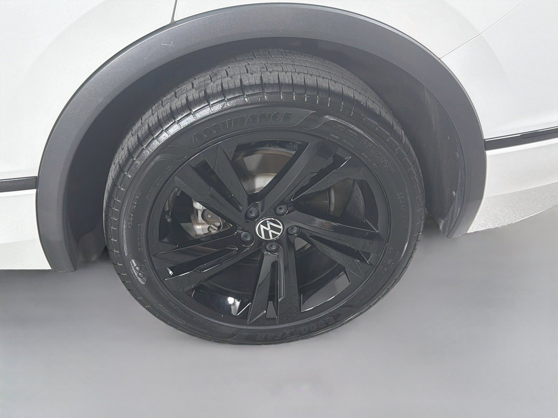 Used 2023 Volkswagen Tiguan SE R-Line FWD image 28