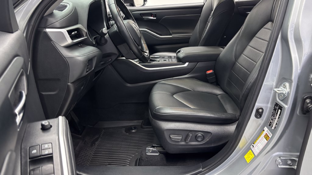 Certified 2021 Toyota Highlander XLE AWD/4WD image 13