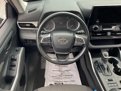 Used 2023 Toyota Highlander LE AWD/4WD image 11