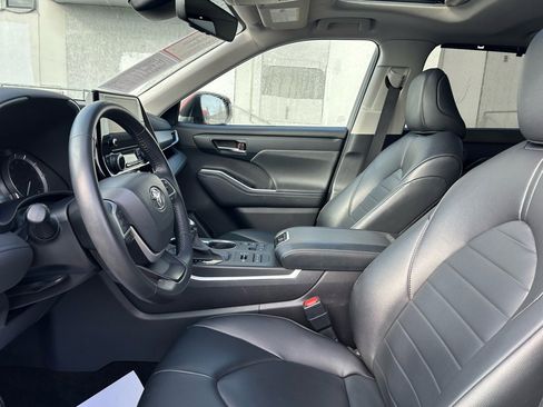 Certified 2024 Toyota Highlander XLE image 10