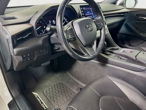 Used 2019 Toyota Avalon XLE w/ Moonroof Package image 9