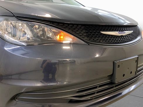 Used 2019 Chrysler Pacifica L FWD image 32