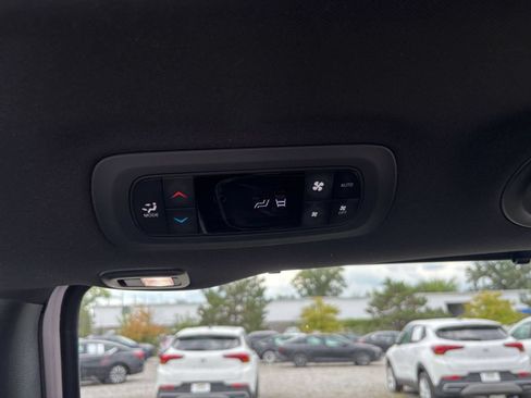Used 2025 Chrysler Pacifica Limited FWD image 25