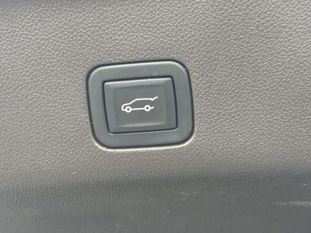 Used 2023 GMC Yukon SLT w/ SLT Luxury Package RWD image 20