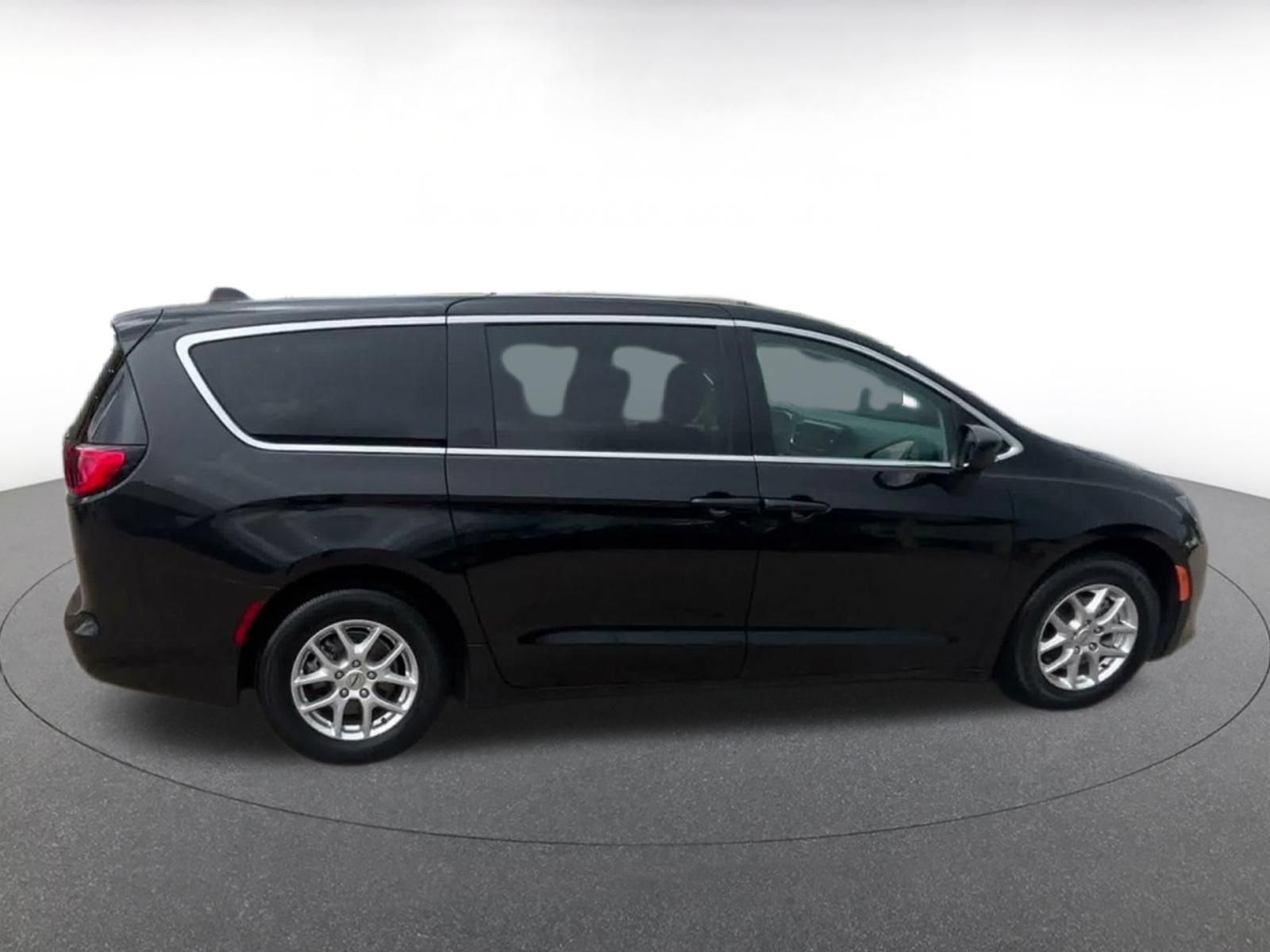 Used 2023 Chrysler Voyager LX FWD image 15