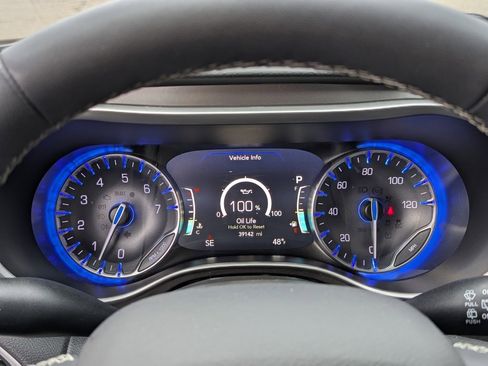 Used 2024 Chrysler Pacifica Touring-L image 14