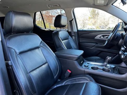 Used 2020 Chevrolet Traverse LT image 23