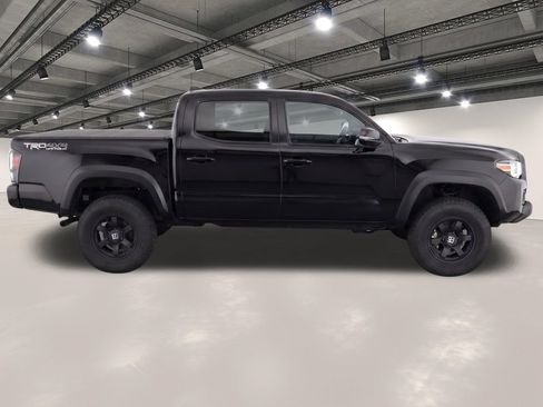 Used 2017 Toyota Tacoma TRD Off-Road w/ Tow Package (A/T) AWD/4WD image 8