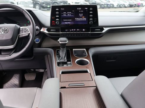 Used 2024 Toyota Sienna XLE image 25