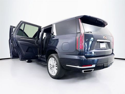 Used 2025 Cadillac Escalade Premium Luxury AWD/4WD image 25