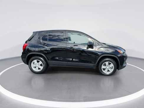 Used 2022 Chevrolet Trax LS w/ Tint and Cruise Package image 9