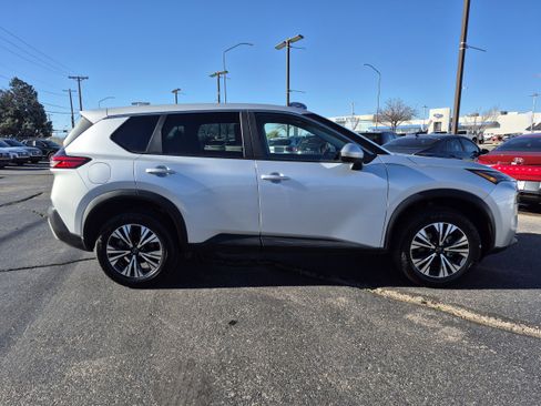 Used 2023 Nissan Rogue SV image 9