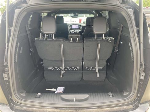 New 2026 Chrysler Pacifica Select AWD/4WD image 9