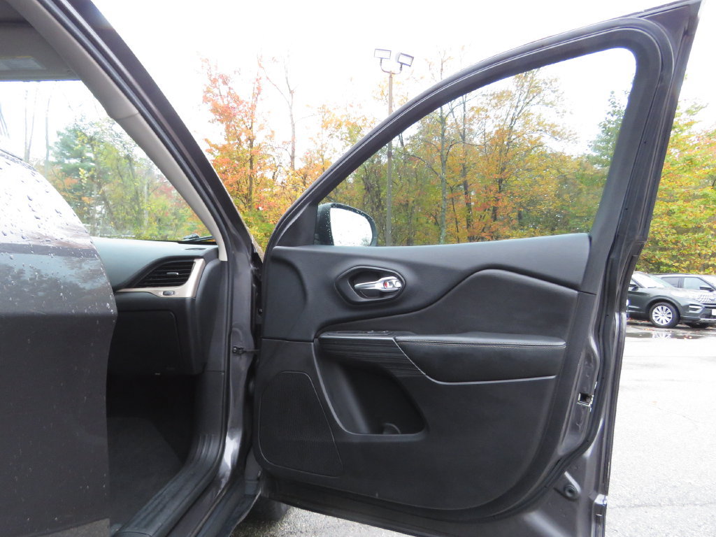 Used 2016 Jeep Cherokee Latitude AWD/4WD image 13