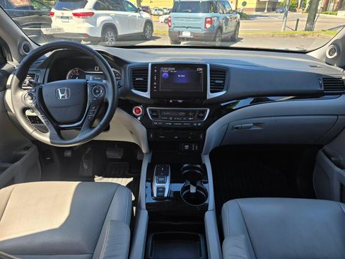 Used 2018 Honda Pilot Touring image 2