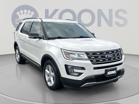 Used 2017 Ford Explorer XLT w/ Equipment Group 202A AWD/4WD image 18