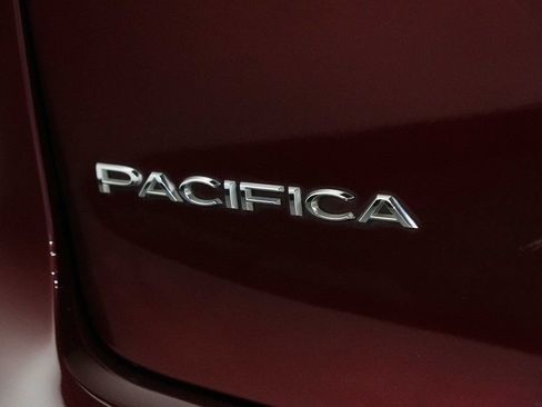Used 2020 Chrysler Pacifica Touring-L FWD image 11