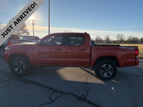 Used 2016 Toyota Tacoma TRD Sport image 8