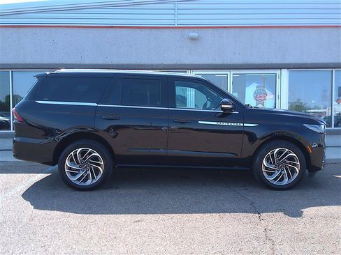 Used 2025 Lincoln Navigator Reserve AWD/4WD image 4