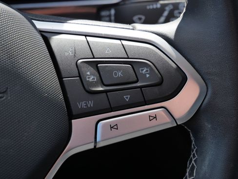 Certified 2022 Volkswagen Tiguan SE image 32