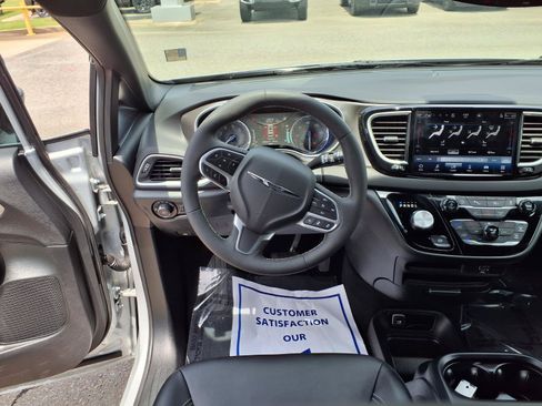 Used 2026 Chrysler Pacifica Select FWD image 3