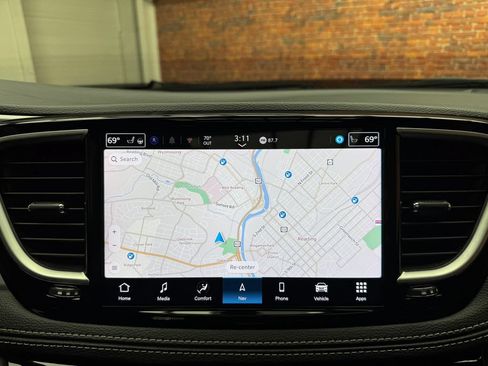 Used 2025 Chrysler Pacifica Limited FWD image 21