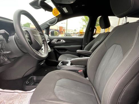 Used 2023 Chrysler Pacifica Touring FWD image 23