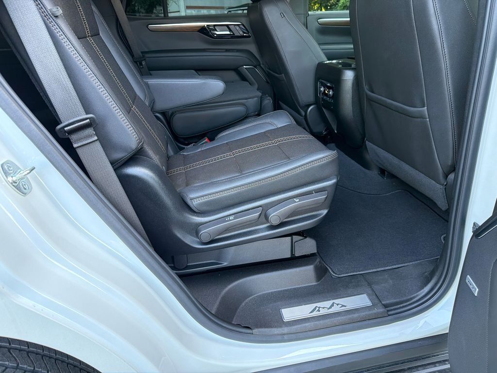 Used 2025 Chevrolet Tahoe High Country RWD image 15