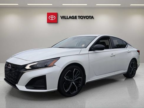Used 2024 Nissan Altima 2.5 SR w/ SR Premium Package FWD image 1