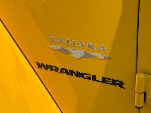 Used 2015 Jeep Wrangler Sahara w/ Connectivity Group AWD/4WD image 7
