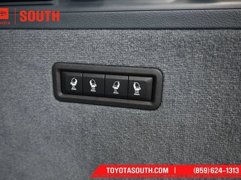 Used 2022 Jeep Grand Wagoneer Series III AWD/4WD image 36