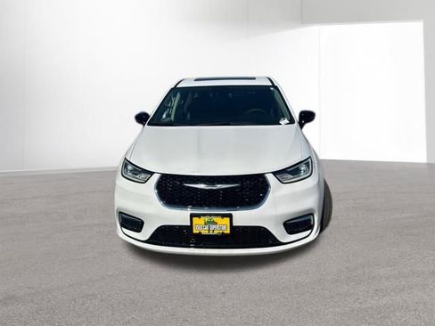 Used 2024 Chrysler Pacifica Limited image 2