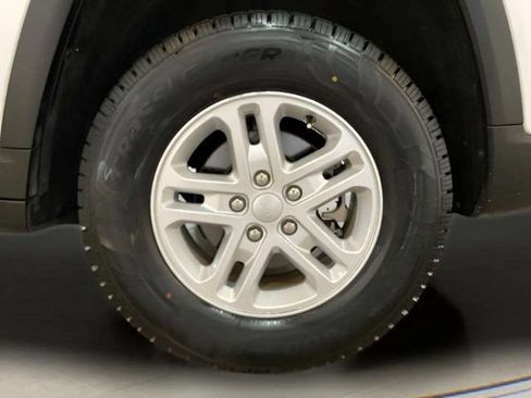 Used 2024 Jeep Grand Cherokee Laredo RWD image 88