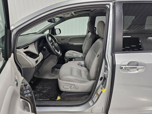 Used 2015 Toyota Sienna XLE Premium FWD image 11