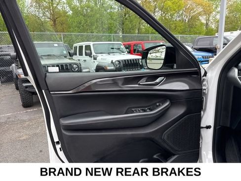 Used 2023 Jeep Grand Cherokee Altitude AWD/4WD image 37