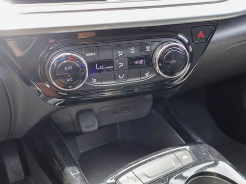Used 2025 Chevrolet Trax LT w/ LT Convenience Package FWD image 14