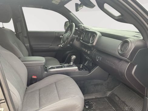 Used 2019 Toyota Tacoma TRD Off-Road AWD/4WD image 19