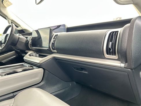 Used 2025 Ford Expedition Active image 17