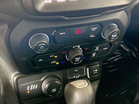 Used 2022 Jeep Renegade Latitude image 16