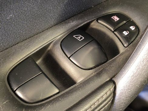 Used 2020 Nissan Rogue S image 27