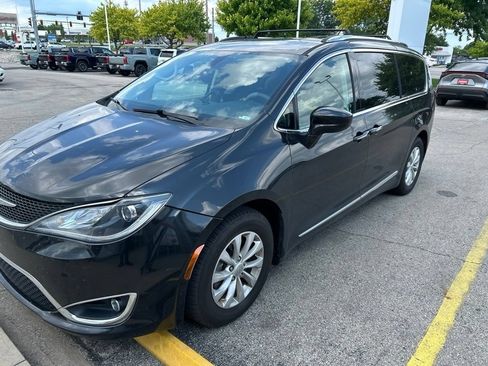 Used 2018 Chrysler Pacifica Touring-L Plus FWD image 2
