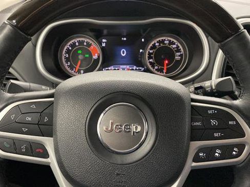Used 2017 Jeep Cherokee Overland w/ Technology Group AWD/4WD image 16