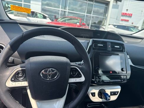 Used 2017 Toyota Prius Four w/ Premium Convenience Package FWD image 9