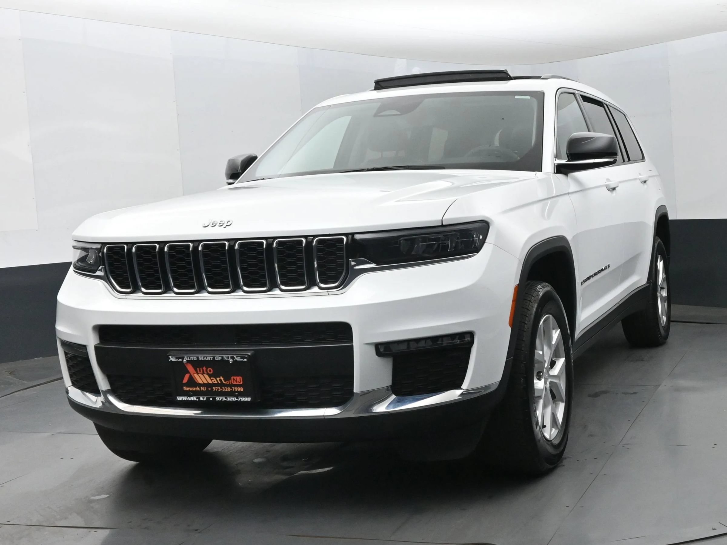 Used 2023 Jeep Grand Cherokee L Limited AWD/4WD image 1
