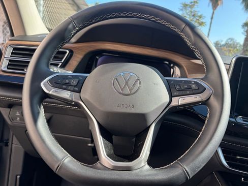 Used 2025 Volkswagen Atlas SE image 29