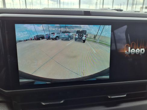 Used 2025 Jeep Wrangler Sahara image 10