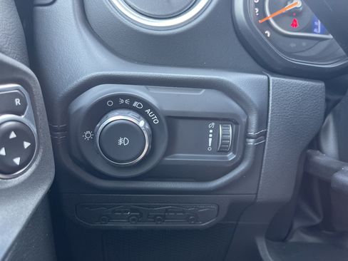 Used 2025 Jeep Wrangler Unlimited Sahara AWD/4WD image 30
