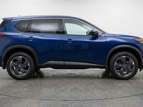 Used 2025 Nissan Rogue SV image 11