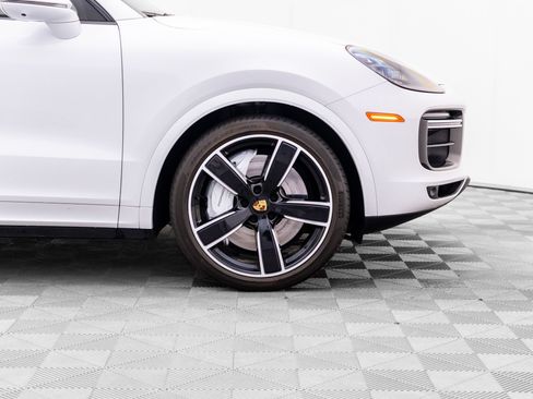 Certified 2023 Porsche Cayenne Turbo AWD/4WD image 33
