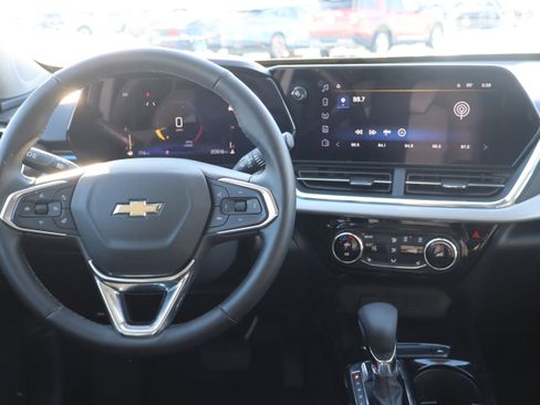 Used 2025 Chevrolet Trax LT w/ LT Convenience Package image 14